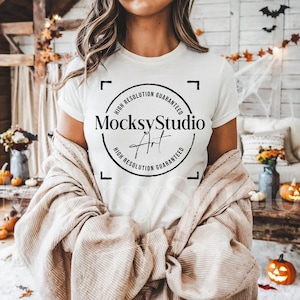 Bella Canvas 3001 Weißes T-Shirt Mockup, Hochwertiger Print-On-Demand Halloween Mockups, Rustikales BC 3001 Weißes T-Shirt, Halloween-Mockup