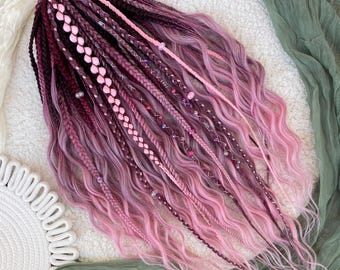 Extension per capelli sintetici ricci e spazzolabili con effetto sfumato rosa Marte, con trecce.