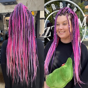 Extensions de cheveux tressés synthétiques mélange rose-violet hypoallergéniques, très doux et lumineux, tresses trois brins et texturées