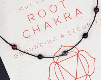 Wortelchakra enkelbandje. Geaarde kristallen enkelband aan zwart koord