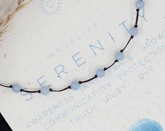 Pulsera de cristal de angelita. Una sencilla gema azul, regalo para mujer que simboliza paz y serenidad.