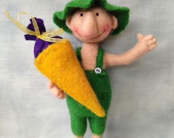 Giesbert, der freundliche Gartenwicht; auch als Schulfreund mit kleiner Schultüte zu haben. Zauberhafte, handgefilzte Figur, Waldorf-Art