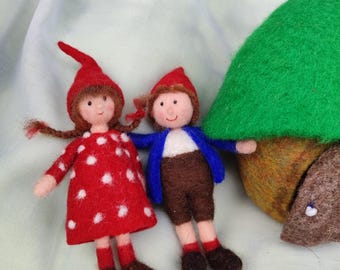Figuras de cuento de hadas de Pippa y Pelle, hechas de lana y fieltradas a mano; una niña y un niño gnomos con una cabaña en el bosque. Elfos al estilo Waldorf.