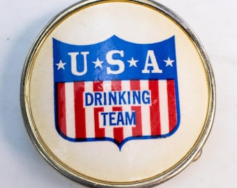 Vintage USA Trink-Team Runde Neuheit Gürtelschnalle Vaterländischen Kuppel 1970er 80er Jahre
