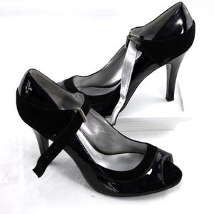 Nine West Schwarzes Wildleder & Lackleder Peep Toe Heels - Sz 8 M Retro Charm
