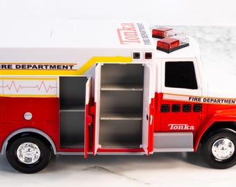 Tonka brandkårens räddningsbil 1995 Hasbro batterilampor fungerar öppnande dörrar
