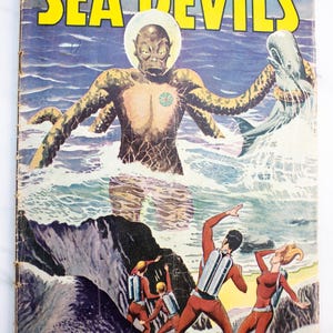 Könnte beinhalten: Vintage Comic-Cover für "Sea Devils" mit einem Seeungeheuer, das aus dem Ozean aufsteigt. Das Cover-Artwork enthält den Text "Operation Sea Peril!" und Taucher in roten Anzügen. Der Comic stammt von DC Comics.