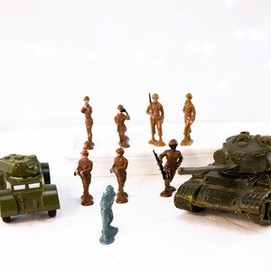 100 Soldatini Seconda Guerra Mondiale - Esercito Verde E Marrone - Figure In Plastica Con Accessori Per Bambini - Gioco Di Ruolo E Battaglie