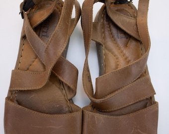 Born Leather Sandals Womens 8 39 Brown Strappy Ankle Buckle Comfort Flat