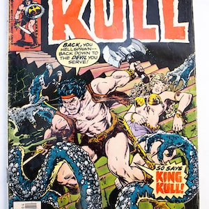 Puede incluir: Un cómic vintage de Marvel Comics Group Kull the Destroyer, número 20, fechado en abril. La portada presenta una colorida ilustración de un guerrero luchando contra tentáculos azules, con el título KULL y el texto Stairway to Satan.
