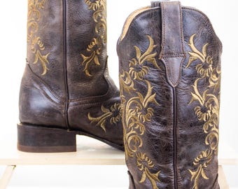 Botas vaqueras Valeria para mujer, de cuero marrón envejecido y bordadas, talla US 9.5