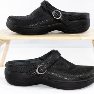 Dansko XP 2.0 Black Tooled Leather Clogs | Women’s Size 8.5–9 EU 39 | Slip-On Comfort Work Shoes | Floral Buckle Detail