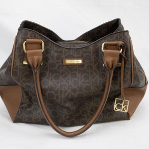 Bolso tote Calvin Klein Signature: Monedero grande marrón con monograma CK