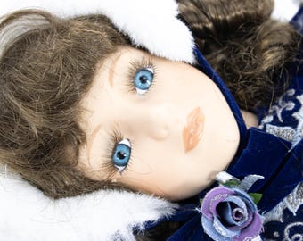 Muñeca de invierno de Dan Dee, elegida por los coleccionistas: Chica de vacaciones de terciopelo azul de porcelana