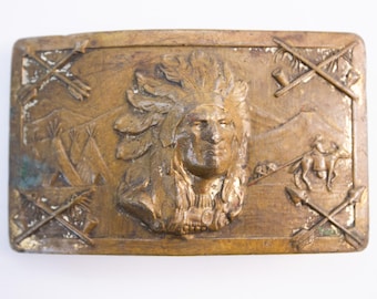 Hebilla de cinturón antigua de latón de Robbins Co. Thoresen, de la década de 1940, con la figura de un jefe indígena americano.