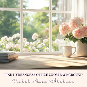 Op de afbeelding: Een zonnige interieurscène toont een houten tafel met een stapel boeken, een witte vaas gevuld met roze hortensia's en een keramische mok. De achtergrond toont een raam met uitzicht op een tuin.