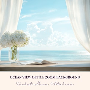 Può includere: Uno sfondo digitale con una scrivania in legno, un libro aperto e un vaso in vetro trasparente con ortensie bianche, incorniciato da tende bianche che si affacciano su un oceano blu. Testo: OCEAN VIEW OFFICE ZOOM BACKGROUND Violet Muse Atelier.
