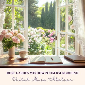 Könnte beinhalten: Ein sonniges Fenster rahmt einen üppigen Rosengarten ein. Auf einem Holztisch stehen eine Vase mit rosa Rosen, eine Teetasse, ein offenes Notizbuch mit Stift und ein geschlossenes Buch. Text: "Rose Garden Window Zoom Background" und "Violet Muse Atelier."