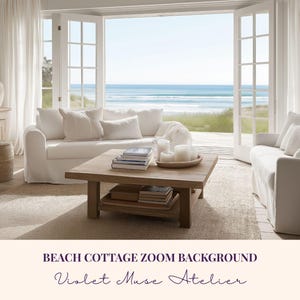 Peut inclure: Un salon lumineux avec des canapés, coussins et rideaux blancs. Une table basse en bois présente des livres et des bougies. La pièce s'ouvre sur une vue sur la plage. Le texte indique "BEACH COTTAGE ZOOM BACKGROUND" et "Violet Muse Atelier."