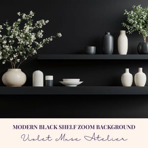 Puede incluir: Un fondo de zoom moderno con estantes negros. Dos estantes exhiben jarrones, cuencos y pequeñas plantas. El fondo es negro liso. El texto en la parte inferior dice "MODERN BLACK SHELF ZOOM BACKGROUND" y "Violet Muse Atelier."