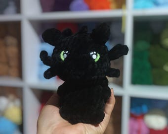 Mini peluche de dragón de ganchillo: dije inspirado en Furia Nocturna y Furia Luminosa.