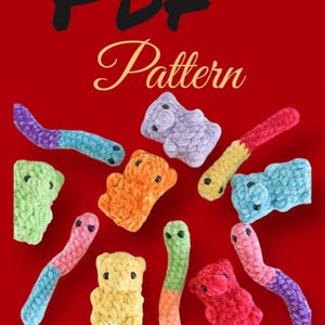 Puede incluir: Patrón PDF para tejer amigurumi de ositos de gominola y gusanos. La imagen muestra una variedad de ositos de gominola y gusanos tejidos de colores vivos sobre un fondo rojo.