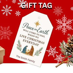 Puede incluir: Una etiqueta de regalo con temática navideña con el texto "Peace on Earth" y una ilustración del nacimiento de Jesús. La etiqueta está sobre un fondo rojo con copos de nieve, una caja de regalo y un adorno navideño.