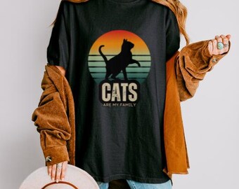 Retro Sunset Katzen sind meine Familie T-Shirt, Komfort Farben Unisex Shirt - Geschenk für Katzenliebhaber, Vintage Style Grafik T-Shirt, süßes Katzen T-Shirt, Katzenmutter