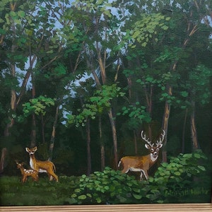 K&ouml;nnte beinhalten: Ein Gem&auml;lde, das eine Waldszene mit drei Rehen zeigt. Die Rehe sind braun und wei&szlig; und stehen auf einer Lichtung im Wald. Die B&auml;ume sind gr&uuml;n und der Himmel ist blau. Das Gem&auml;lde ist in einem hellen Holzrahmen gerahmt.