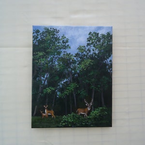 K&ouml;nnte beinhalten: Ein Gem&auml;lde, das eine Waldszene mit drei Rehen zeigt. Die Rehe sind braun mit wei&szlig;en Markierungen. Der Wald ist dunkelgr&uuml;n und der Himmel ist blau.