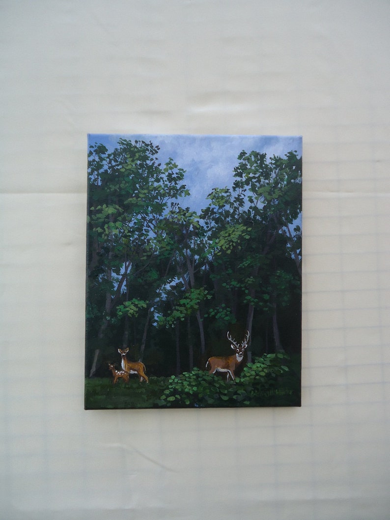 K&ouml;nnte beinhalten: Ein Gem&auml;lde, das eine Waldszene mit drei Rehen zeigt. Die Rehe sind braun mit wei&szlig;en Markierungen. Der Wald ist dunkelgr&uuml;n und der Himmel ist blau.