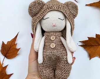 Wzór szydełkowy na króliczka Jane – samouczek amigurumi na śpiącego króliczka (PDF, wersja francuska) – wzór na lalkę króliczka ze zdejmowanymi ubrankami – pluszowa zabawka króliczek DIY