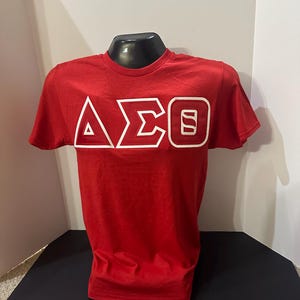 Camiseta con aplique bordado Delta Sigma Theta. ¡Oferta finaliza el domingo!