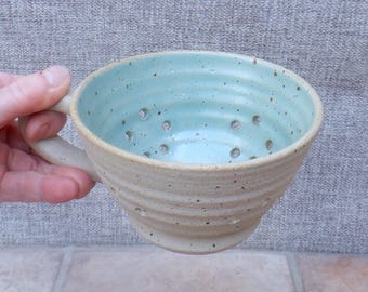 Ciotola per frutti di bosco, tazza o scolapasta in gres, ceramica, smalto verde celadon, realizzata a mano.