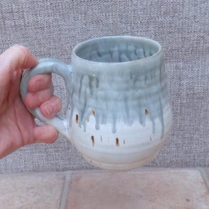 Taza de café/té grande hecha a mano, de cerámica de gres torneada a mano.
