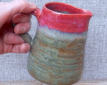 Kleine kruik of kruik, met de hand gegooid in steengoed, handgemaakt aardewerk, keramische watermelk klaar voor verzending
