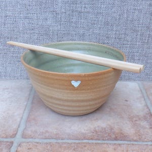 Bol para servir fideos ramen o arroz, hecho a mano en cerámica de gres con esmalte verde salvia.