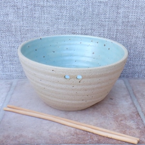 Met de hand gevormde grote ramennoedelkom van steengoed in celadonglazuur 2 beschikbaar