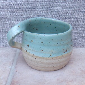 Taza de café/té de gres para zurdos, color verde celadón, hecha a mano.