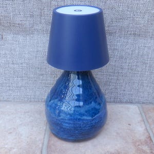 Pied de lampe de table artisanal en grès céramique tourné, émaillé bleu cobalt, rechargeable, lampe de chevet
