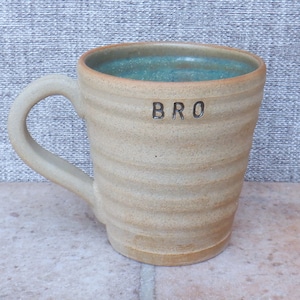 Met de hand gedraaide grote keramische koffiemok voor BRO-theekop steengoed in saliegroen glazuur