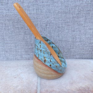 Soporte para cucharas de cocina, cerámica artesanal de gres con esmalte moteado turquesa.