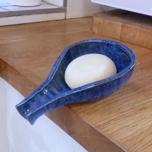 Handgemaakt afdruiprek voor zeepbakjes van aardewerk met kobaltblauw glazuur