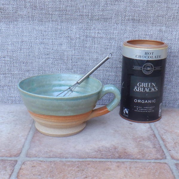 Handgefertigte Steingut-Trinkschokoladentasse mit salbeigrüner Glasur, geeignet für Suppen und Café au Lait