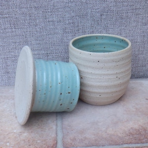 Mantequera francesa hecha a mano, de cerámica de gres torneada a mano con esmalte celadón.