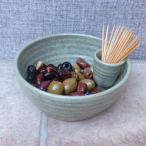 Prato de servir azeitonas, tigela feita à mão, aperitivos, cerâmica de grés, feito à mão, pronto para envio