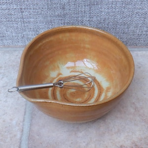 Handgegoten gietkom van aardewerk met minigarde honing-karamelglazuur