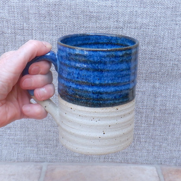 Handgefertigter Bierkrug, großer Becher, gedrehtes Steinzeug, Keramik, Kaffee- oder Teekrug, kobaltblaue Glasur