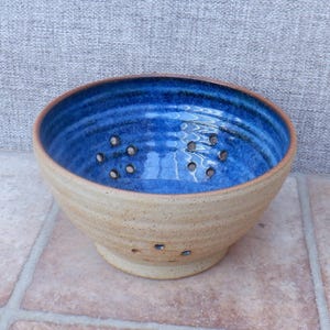 Tigela grande para frutas vermelhas, feita à mão, com escorredor e base em cerâmica moldada à mão, com esmalte azul cobalto.