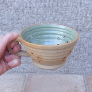 Bol para bayas, taza o colador de cerámica de gres hecho a mano con esmalte verde salvia, torneado a mano.